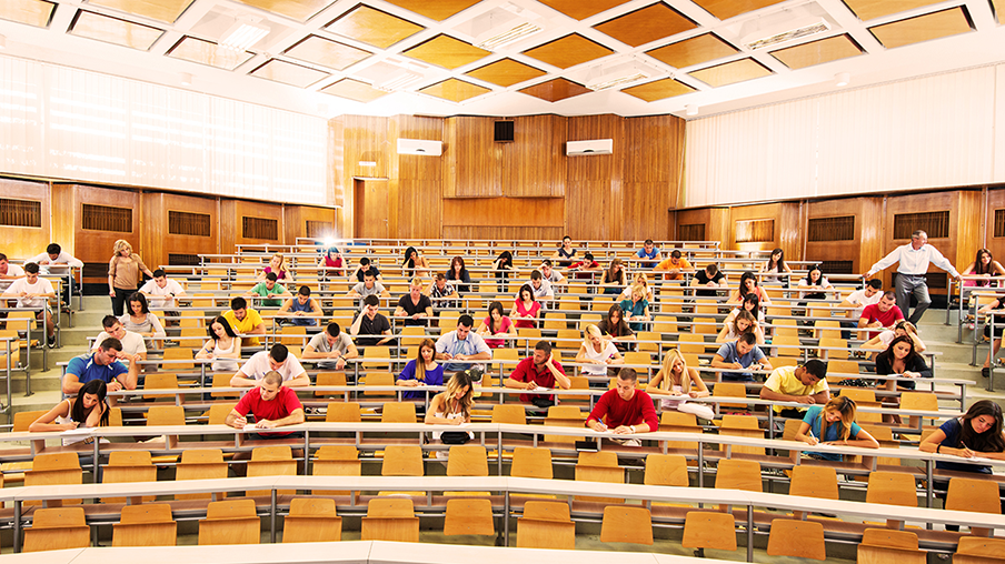 Estudiantes realizando un examen